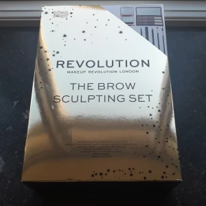 The Brow Sculpting Set från Revolution - Komplett ögonbrynsset från Revolution med flera nyanser för perfekt formade bryn. 🌟Innehåller ögonbrynspenna,pincett, borstar och en soap styler med spegel och borste. Perfekt för att skapa definierade och naturliga bryn. 💖Saknas bara ett ögonbrynspenna som jag tatt få jag gilla den. Allting är i superfint skick, har andas testats. Skriv till mig om ni har frågor eller vill ha bilder 💕💕 Pris kan diskuteras 🥰🥰