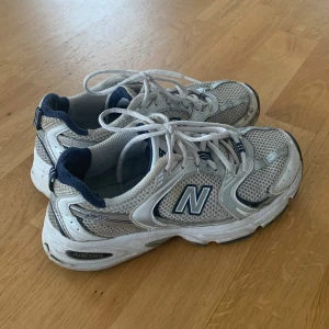 New Balance 530 - Säljer mina New Balance 530. Priset kan diskuteras! Stl 37,5. Supersköna. Skriv vid frågor 🩷