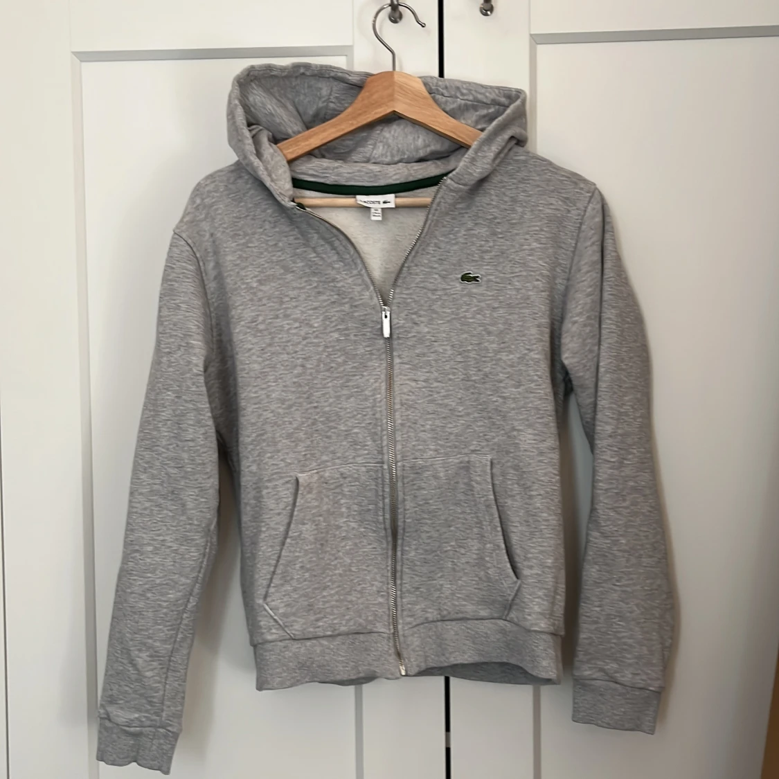 Grå Lacoste hoodie