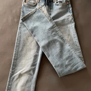 Blå jeans från 157 - Snygga blå jeans med brons detaljer från lager 157 i en klassisk design. De har en rak passform och är tillverkade i ett slitstarkt denimtyg. Perfekta till vardags, de är även väldigt sköna.