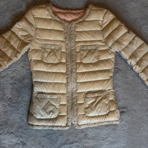 Vårjacka  - Snygg beige vårjacka med dragkedja och fyra fickor framtill. perfekt för våren💕
