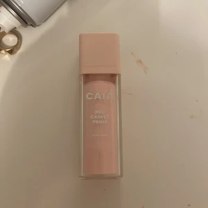 CAIA Red Carpet Prime - Säljer en CAIA Red Carpet Prime. Den kommer i en stilren, rosa flaska med pumpfunktion. Perfekt för att skapa en jämn bas och ge huden en fin lyster. Den är jätte bra för ni som älskar glow dock är den nt så sticky primer d e en glow primer som ger fint glans, säljer pgv glr nt så mycket glow, jätte fin o knappats används