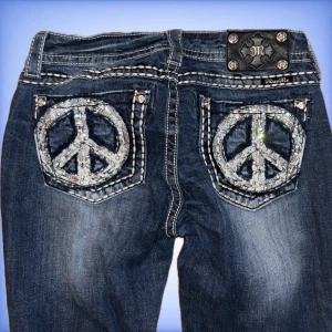 Miss me jeans - Ett par jätte fina, lågmidjade, bootcut miss me jeans i ett fint skick! (Dem är uppsydda) 💙hör av dig ifall du har frågor!