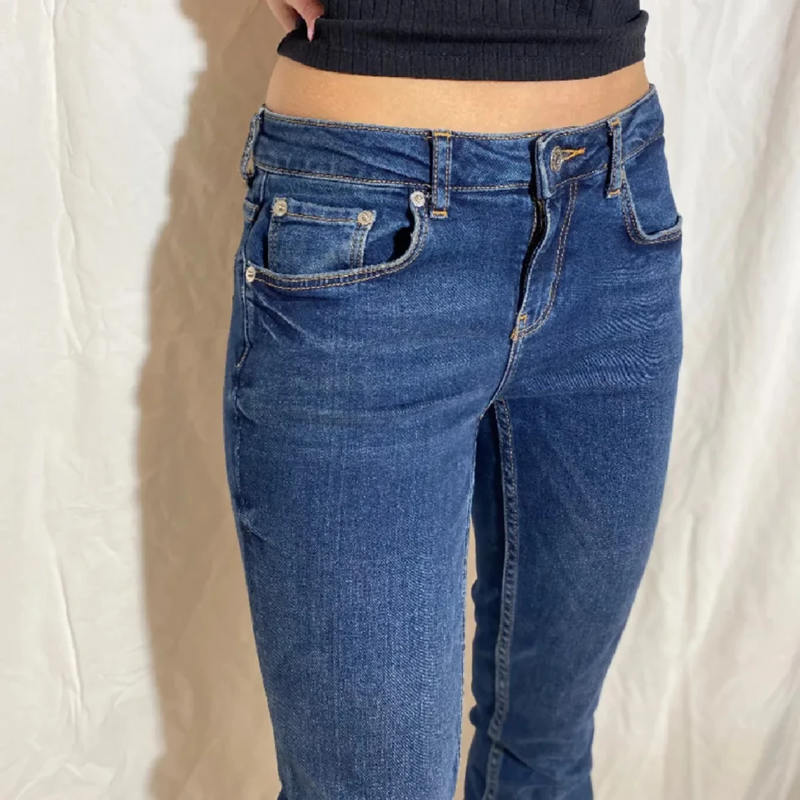 Blå jeans med leoparddetaljer - 1