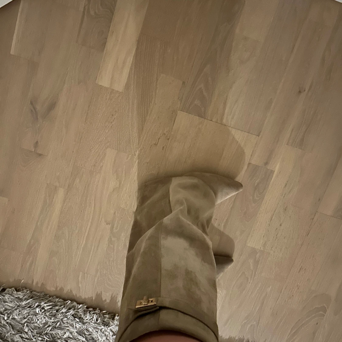 Beige stövlar med gulddetalj - 2