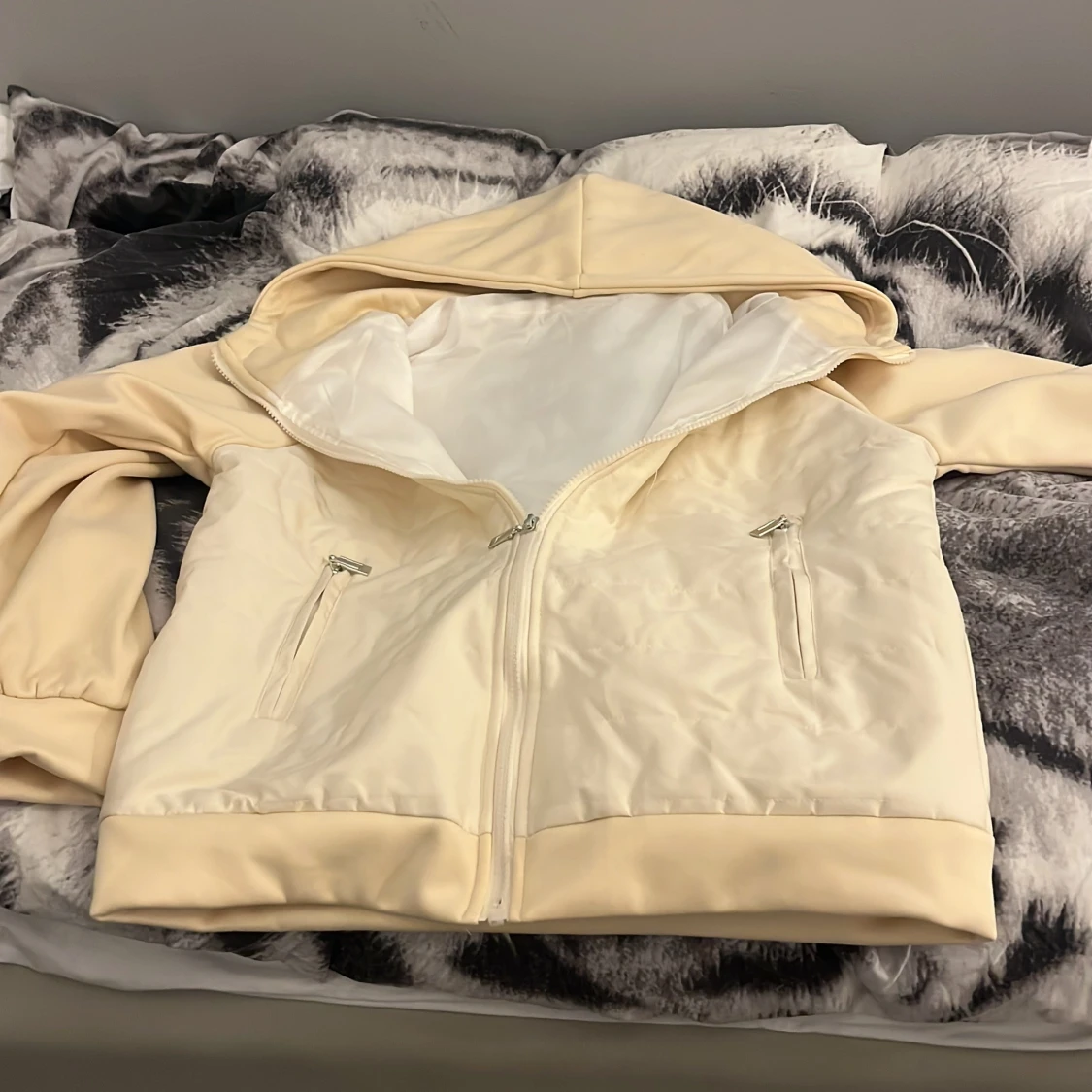 Beige quiltad jacka med huva - 4