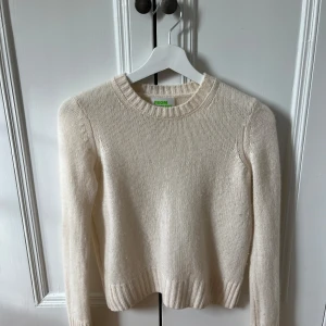 Beige kashmirtröja från From Future - Säljer en supermjuk beige kashmirtröja från From Future. Tröjan har en klassisk rund hals och långa ärmar med ribbade muddar. Perfekt för att hålla dig varm och stilren under kyliga dagar. Ett måste i garderoben för alla som älskar lyxiga material!