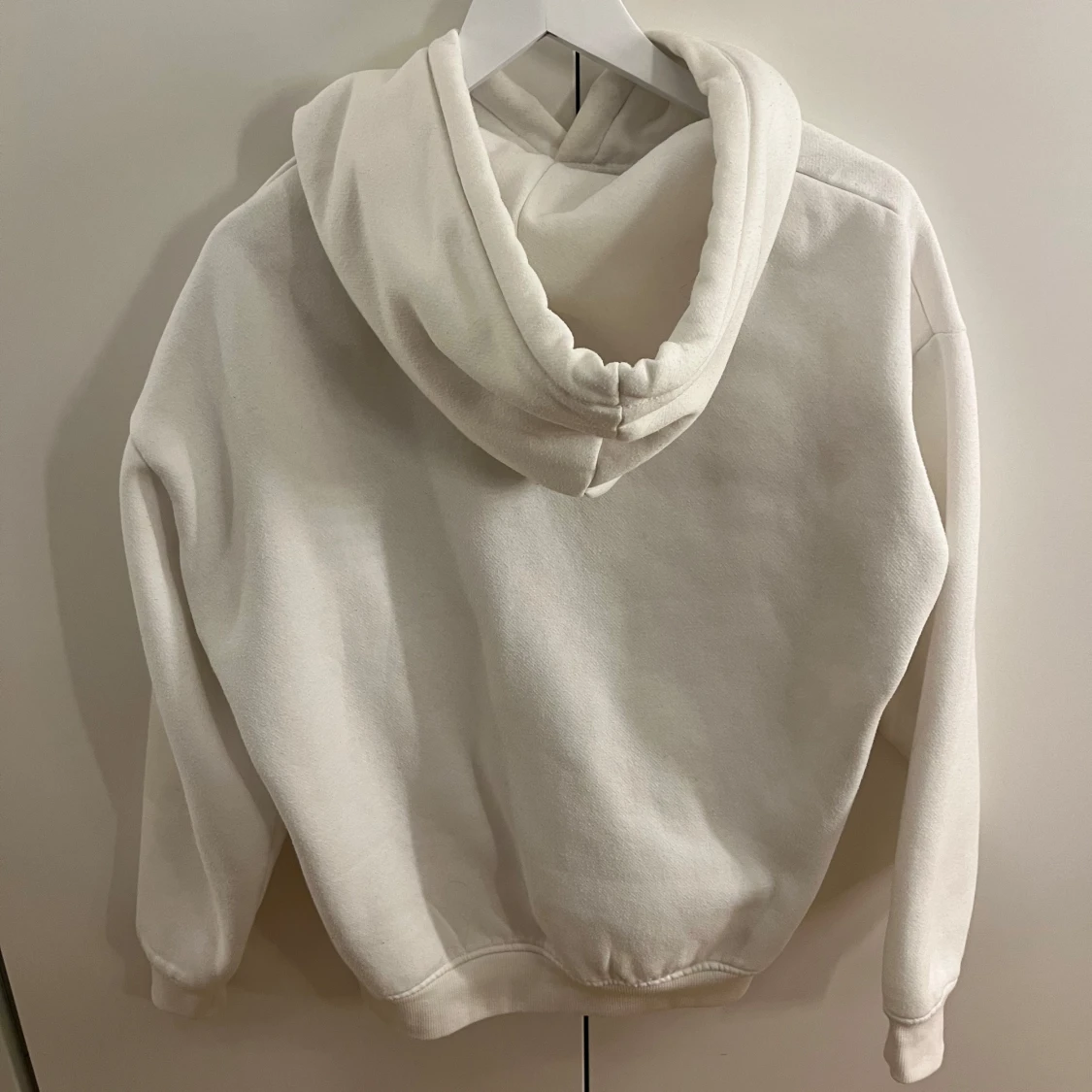 Vit hoodie från bikbok - 3