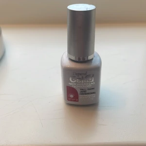 Depend Gel iQ Nagellack - Depend Gel iQ nagellack med UV/LED-teknologi i nyansen 'Tall, Dark and Handsome'. Perfekt för en hållbar och glansig finish. Flaskan är kompakt och lätt att använda, idealisk för både hemma- och salongmanikyr.
