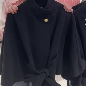 Poncho Blair missäy  - Säljer den svarta ponchon blair från missäy, priset är ganska nedsatt på grund av att den saknar sådant skärp som finns på bilden❤️