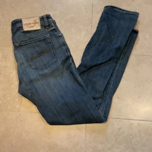 Jacob Cohen  jeans   - Säljer nu snygga blå jeans från Jacob cohen med en väldig stilren design. Är självklart äkta och är i stolek 33-35. Priset är 999 kr men kan gå ner i pris vid snabb affär. Har tyvärr fått lite difekter. 