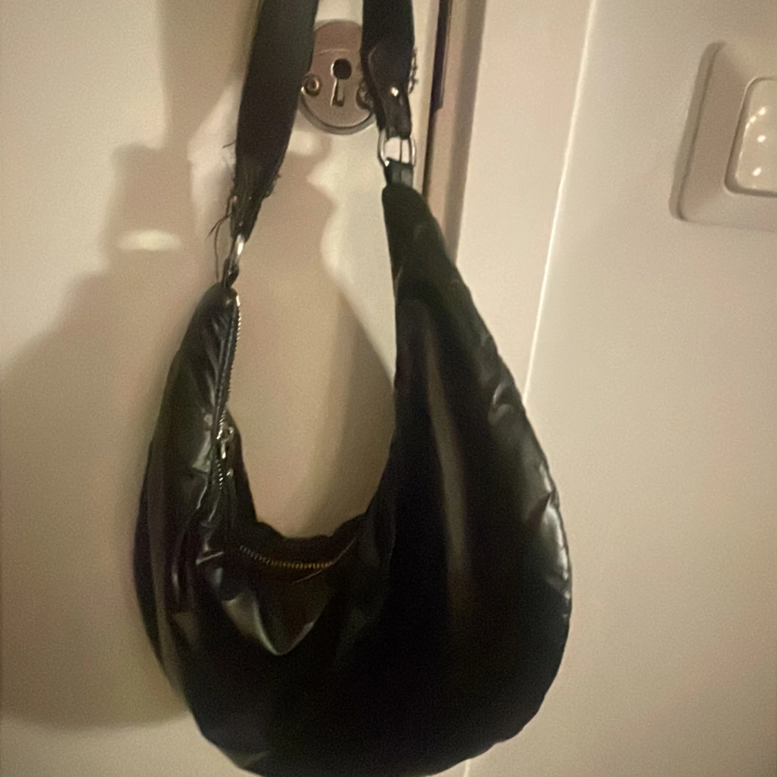 Svart axelväska med dragkedja