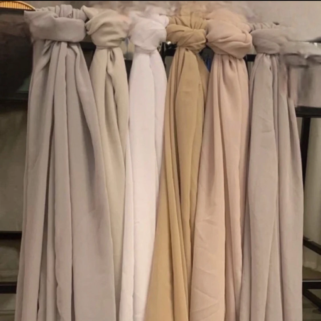 Beige set med lång kappa och slöja  - 4