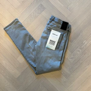 Replay Anbass Jeans - Snygga grå jeans från Replay i modellen Anbass. Perfekta för en stilren look. Fint skick! Storlek (32). Nypris: 1899kr. Säljs för 625kr. Pris kan diskuteras vid snabb affär! 