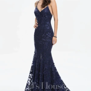 Balklänning  - Elegant marinblå långklänning med spetsdetaljer och öppen rygg. Klänningen har en v-ringad design och smala axelband som korsar i ryggen. Använd endast en kväll. Köpt på JJs House. 