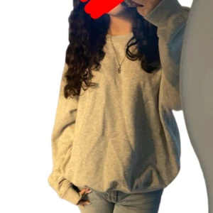 Grå sweatshirt från lager 157 - Säljer en stilren grå sweatshirt från lager 157 i storlek S. Tröjan har en klassisk design med rund hals och långa ärmar. Perfekt för en avslappnad look. Hör av dig vid intresse!