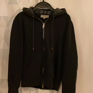 Svart zip hoodie från Burberry - Säljer en stilren svart zip hoodie frpn Burberry. Passar till allt. Givetvis äkta. Storlek S. Nypris ca 7000. Hör av er av intresse!🤗