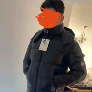 Moncler maya - Säljer min oanvända moncler maya, NFC skann funkar. Fick den i present och den har legat i garderoben sen dess, etiketten följer med 👍 pris kan diskuteras vid snabbaffär 💯