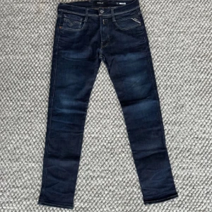 Mörkblå jeans från Replay - Snygga mörkblå jeans från Replay. De har en slim passform och är perfekta för en stilren look.  Det är modellen anbass och storlek 31, den är nästintill nya säljer för dem ej passar, går ner i pris vid snabb affär!