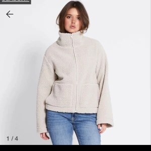 Beige teddyjacka  - Beige teddyjacka från lager 157. Beställde 2 i olika storlekar, men glömde sen att lämna tillbaka den ena. Samma färg som på bilden från lager 157 hemsida, ljuset som gör att den ser mörkare ut. Aldrig använd, inte ens testad (på bilderna har jag på mig den jag valde att behålla). Kom med prisförslag!