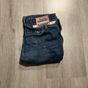 Blå jeans från Acne Studios - Snygga blå jeans från Acne Studios i klassisk design. De har en straight passform med fem fickor och knappgylf. Perfekta för en stilren look.Pris kan diskuteras