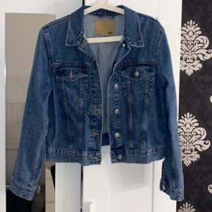 Jeans jacka-lager 157 - Använd fåtal gånger, väldigt bra skick