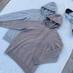 Merinoull hoodie - Hoodie av 100%.  Endast den mörka till salu     Helt ny, oanvänd!   Storlek S                                                                                              Beige/very lightbrown                                                 Ljusare i verkligheten, bild i dagsljus vid önskan     Helt nya, säljer på plick pga säkrare för köparen    Vid popularitet kommer lagret fyllas på till våren     