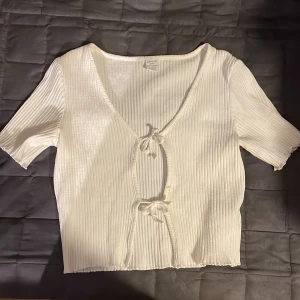 Vit topp - Finns en liten fläck foundation men man tänker inte så mycket på det, den passar om man har XS och och man har S så sitter den lite tightare, använt några gånger, skriv om man undrar något!💕