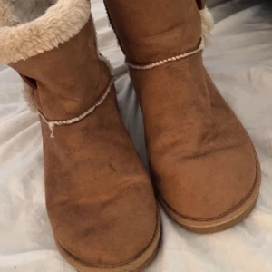Bruna boots med foder från MyHollys - Säljer ett par mysiga bruna boots från MyHollys med mjukt foder. Perfekta för kalla dagar med sin varma insida och stilrena design. De har en rund tå och är tillverkade i ett mockaliknande material.