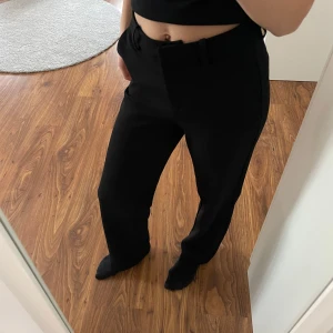 Svarta kostymbyxor Vero Moda🖤 - Snygga svarat kosymbyxor dem är straight i passformen. Byxorna har en dragkedja och knapp framtill. Säljer dem för att dem har blivit för korta i längden! Köpte för 500 och inte använt så mycket så byxorna är i ett väldigt fint skick😍