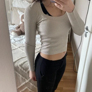 Beige ribbad tröja från Zara - Säljer en stilren beige ribbad tröja från Zara. Tröjan har en tight passform och långa ärmar. Säljer för den inte kommer till användning längre❤️