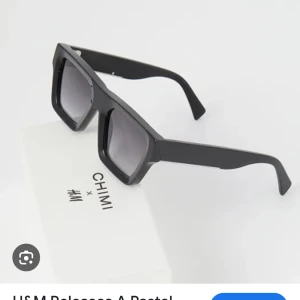 Svarta solglasögon från CHIMI x H&M - Snygga svarta solglasögon från CHIMI x H&M med fyrkantig design. Som nya,inget täcken på användning. 