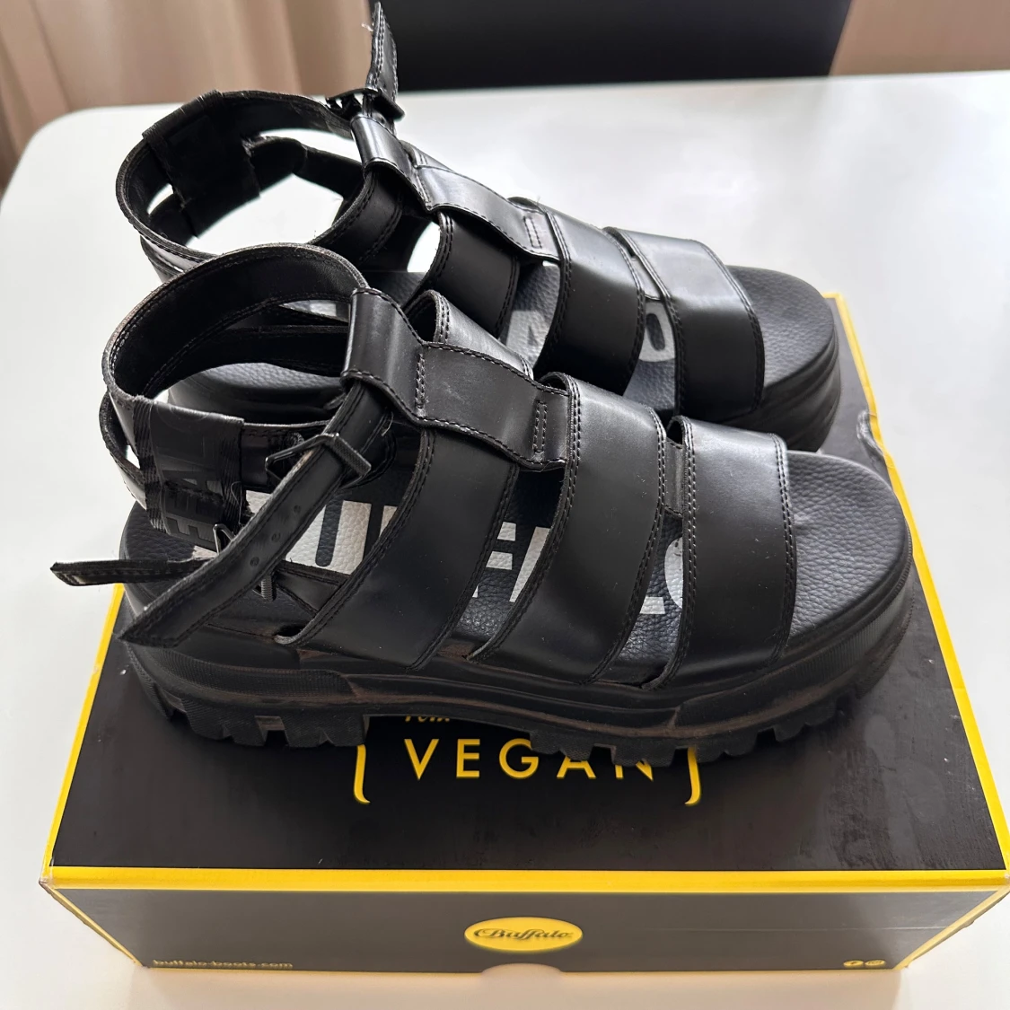 Svarta sandaler från Buffalo - 1