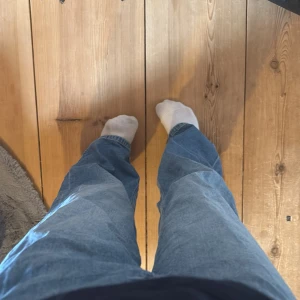 Blå jeansbyxor - Säljer ett par klassiska blå jeansbyxor med en avslappnad passform. Byxorna har en rak stil och är högmidjade med två bakfickor. Perfekta för en casual look.STORLEK barn(150)