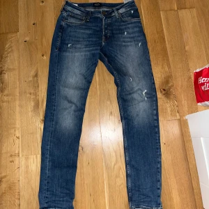 Jack and Jones Slim fit Jeans - Säljer ettt sne skön Jack and Jones jeans slim fit i storlek 32/32. Mycket fin kvalité. Nypris 800