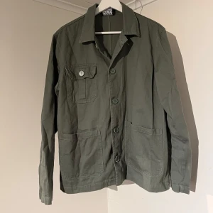 Grön Overshirt  - Säljer denna sjukt snygga Overshirten⭐️ Färgen är grön och storleken är S⭐️Jackan har inga defekter och skicket är utomordentligt🙌🤝 Sjukt najs passform och material också⭐️🙌 Tveka inte på att höra av er vid minsta fråga eller fundering😊