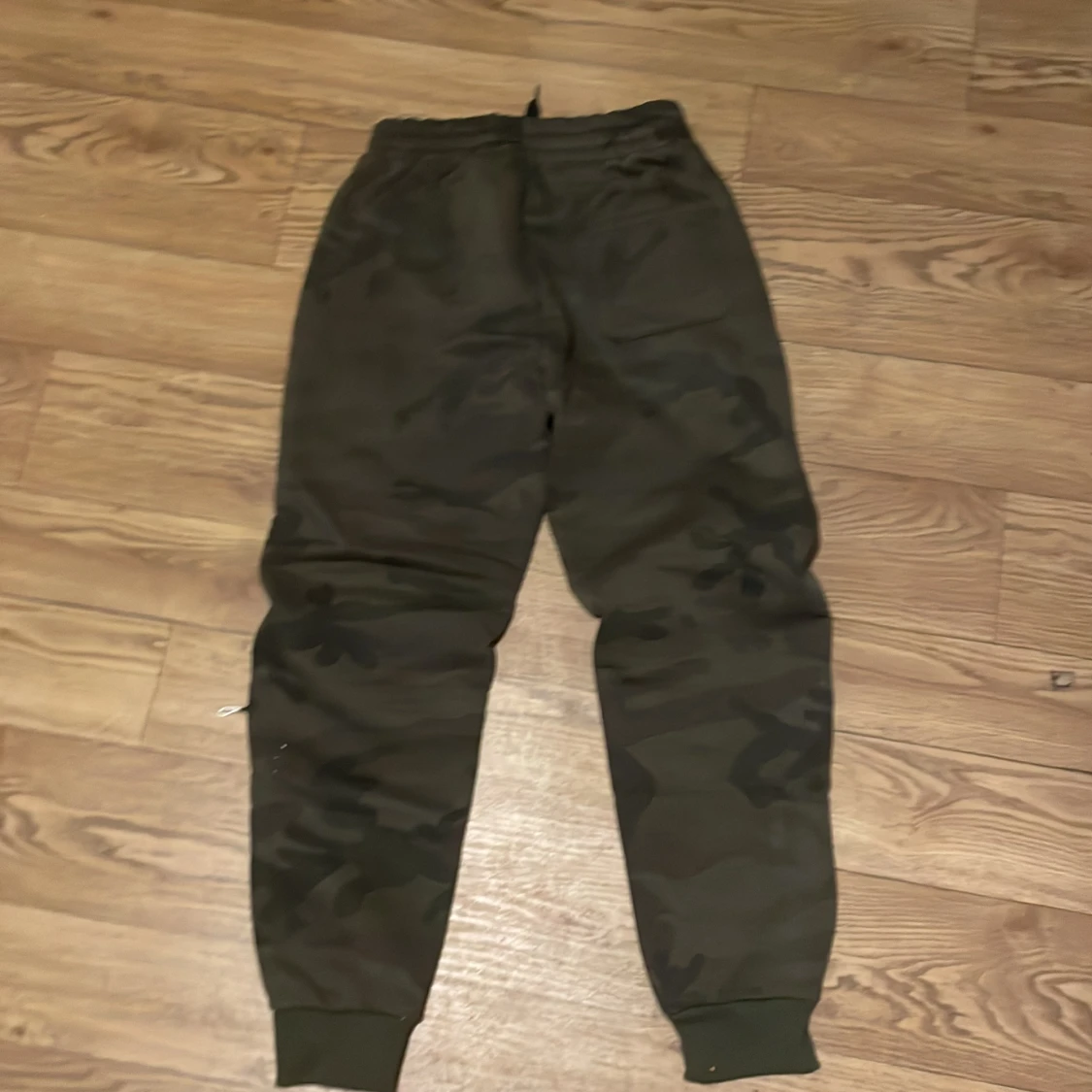 Camouflage mjukisbyxor med dragkedja - 1