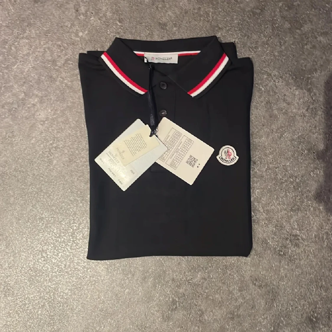 Svart pikétröja från Moncler - 1