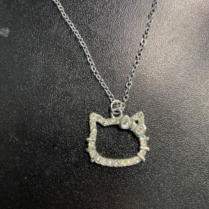 Hello Kitty halsband - säljer mitt jätte gulliga hellokitty halsband då de tyvärr nt används längre💕 kom privat vid frågor/ fler bilder