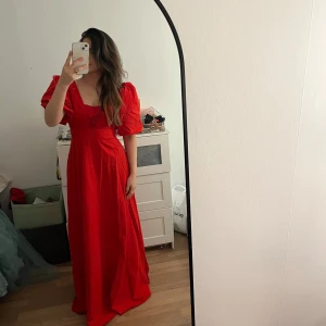 Balklänning - Superfin klänning som går att ha till olika event!! Har själv haft på mig den en gång på min födelsedagsfest och har inte någon användning för den mer och vill därför sälja den!!❤️🌹