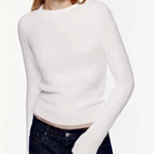 Vit tröja från Zara - Finstickad tröja med tajt passform, i helt nytt skick! ! Stl M men är mer som XS/S 🌸