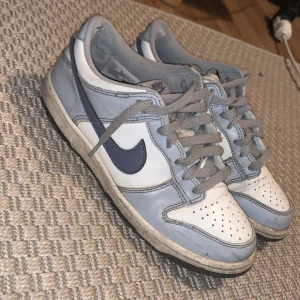 Nike Dunks - Säljer ett par använda grå Nike Dunks, de är lite slitna men annars funkar de bra för ett bra pris.