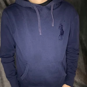 Ralph lauren hoodie - fint skick | Size S | modell 180 63 kg | Följare får 100 kr rabbat | fraktar spårbart inom 24 timmar med PostNord eller instabox |