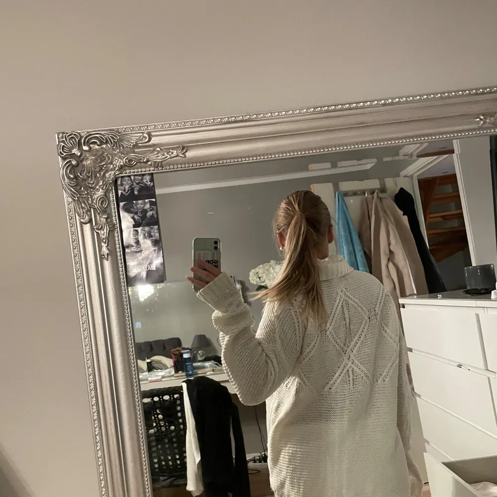 Mysig vit stickad tröja från 157 med ett snyggt mönster framtill. Tröjan har långa ärmar och en bekväm passform, perfekt för kyligare dagar. Den är både stilren och enkel att matcha med olika outfits.. Neuletakit & Villapaidat.