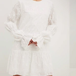 Vit klänning från NA-KD - Säljer denna söta klänning från NA-KD. Perfekt för dig som ska ta studenten eller för avslutningar! Använd en gång. ord pris 799kr på NA-KD hemsida🤍🤍🤍