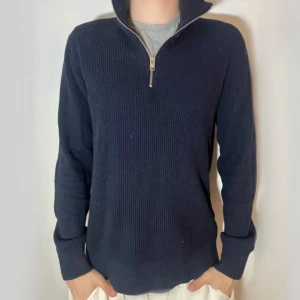 HalfZip - Halfzip | M/S | Marinblå | Jack n’ Jones (premium) | Deras premium kläder har bättre kvalitet och känns allmänt mer solida i materialet | Modellen är 185 cm och väger 72 kg | Nypris 599 ⚠️ mitt pris 149 ⚠️ 