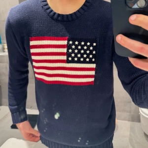 Stickad USA tröja - Säljer en fet stickad tröja med Amerikas flagga. Tröjan är i storlek S/M herrstorlek men passar även för tjejer för en oversized look. Passa på!🇺🇸
