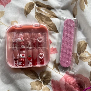 Nagelkit - Sött nagelkit med lösnaglar. Kommer i en praktisk rosa förvaringsask. Inkluderar en rosa nagelfil för enkel applicering och formning . Perfekt för speciella tillfällen.