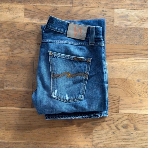Nudie jeans 32/32 - säljer mina nudie storlek 32/32. modellen är regular fit (easy emil). Grenen har blivit lagad av skräddare (se bild 4) och är verkligen inget han märker. Hör gärna av dig vid funderingar så löser vi en deal🙌