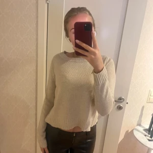 Beige stickad tröja - Säljer en mysig beige stickad tröja med rund hals och långa ärmar. Ifrån HM i storlek 36!
